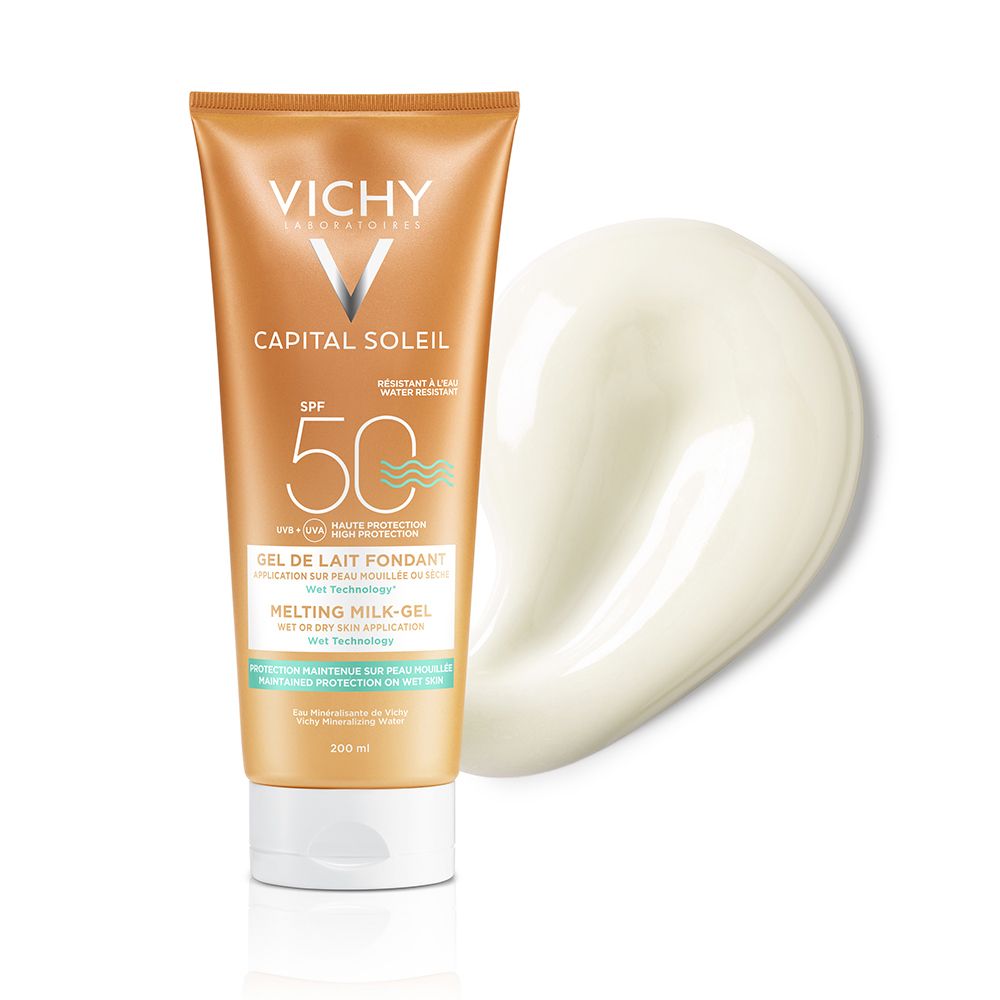 Tubo di gel-latte solare dorato con tappo bianco. Accanto, una traccia del prodotto. Scritte: VICHY, CAPITAL SOLEIL, SPF 50.