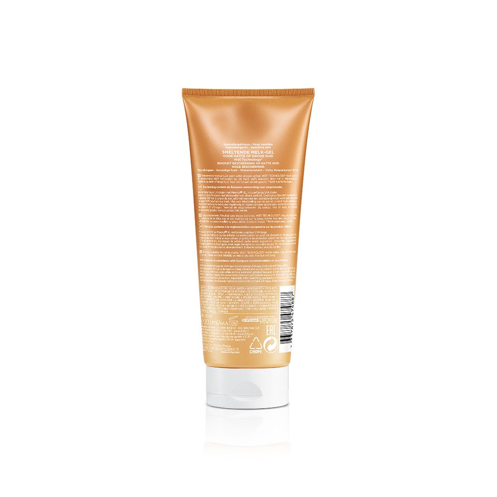 Retro di un tubo di gel-latte solare dorato con tappo bianco. Informazioni testuali e loghi.