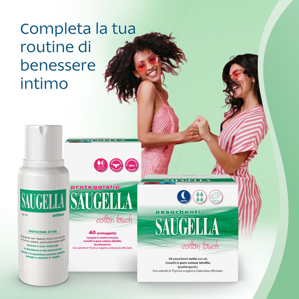 Due donne con prodotti Saugella. Prodotti: detergente intimo, assorbenti. Testo: Completa la tua routine di benessere intimo.