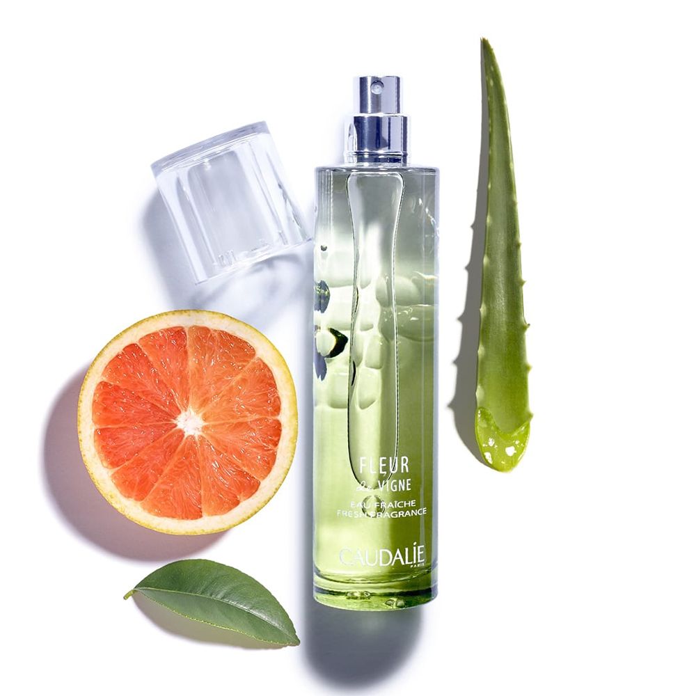 Flacone, pompelmo, foglia di aloe vera. Scritta Fleur de Vigne e Caudalie.