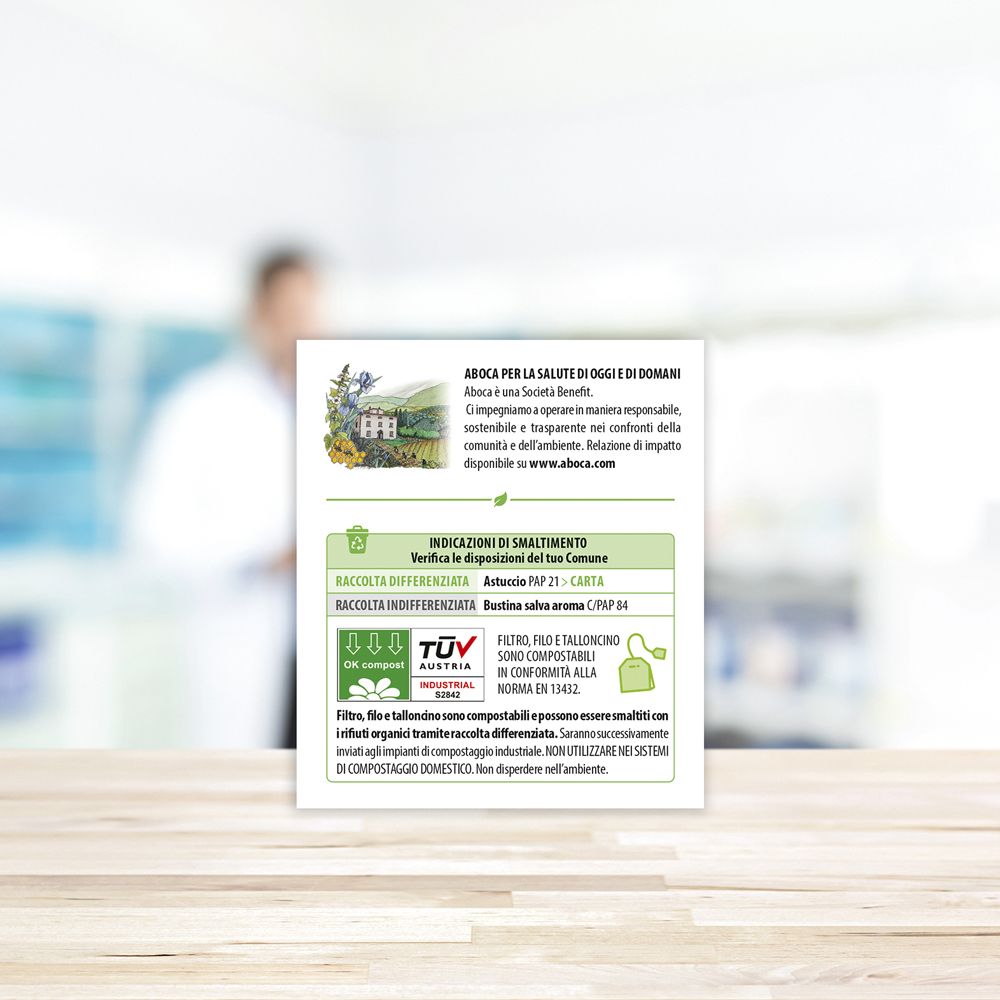 Confezione Adiprox. Scatola bianca con grafica rossa e verde. Contiene 20 bustine di tè. Logo Aboca.