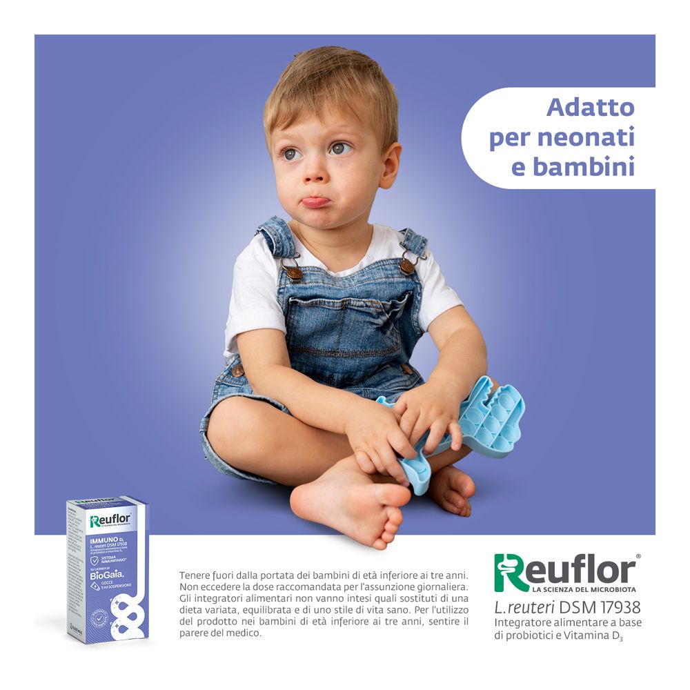 Reuflor D3 Gocce: Bambino seduto a terra, con confezione del prodotto. Adatto a neonati e bambini.