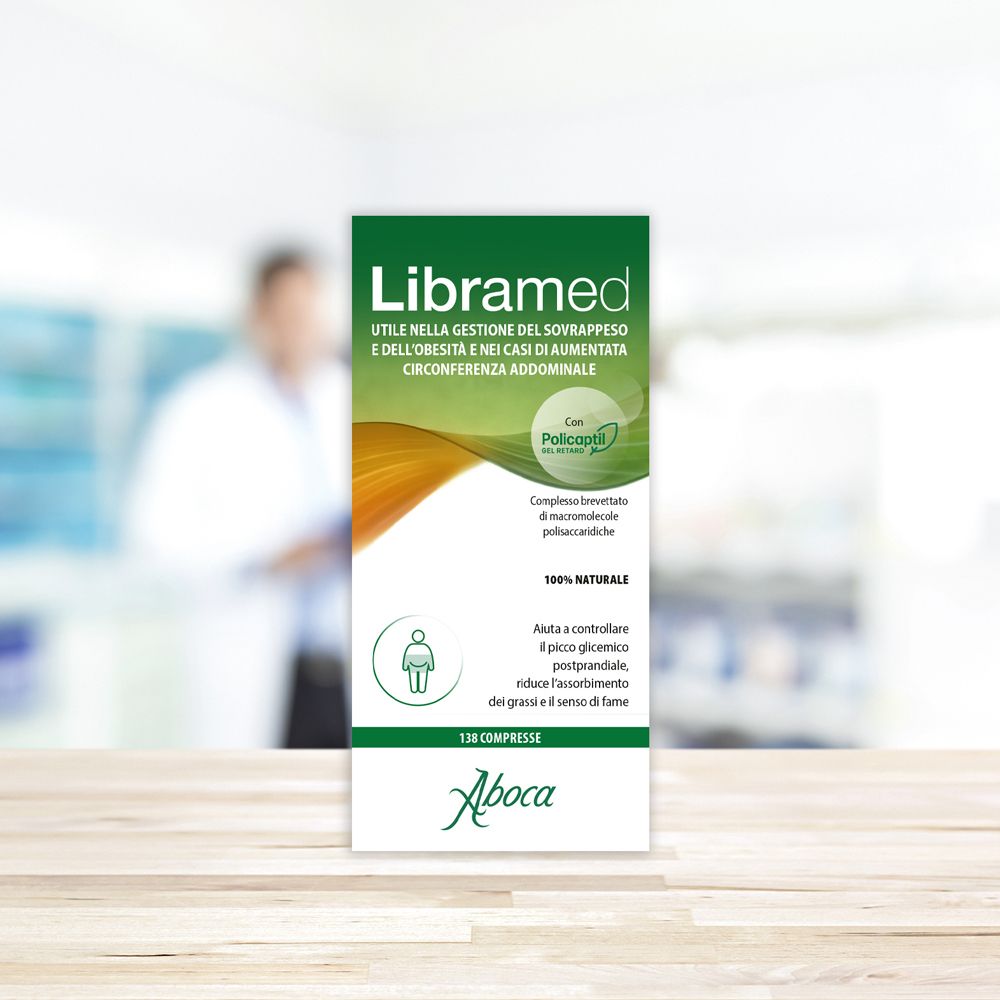 Confezione del prodotto con nome e informazioni. Sfondo sfocato.