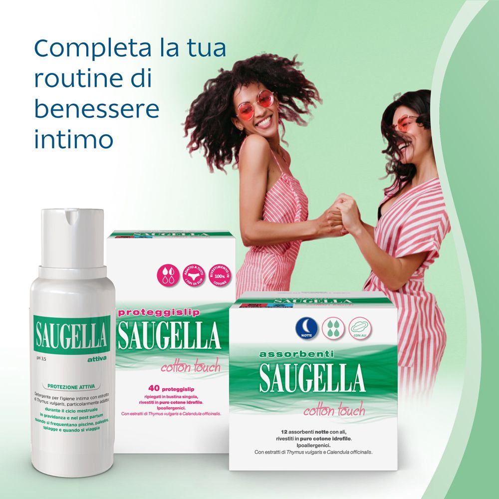 Donne con prodotti Saugella. Prodotti: proteggislip, assorbenti e detergente intimo.