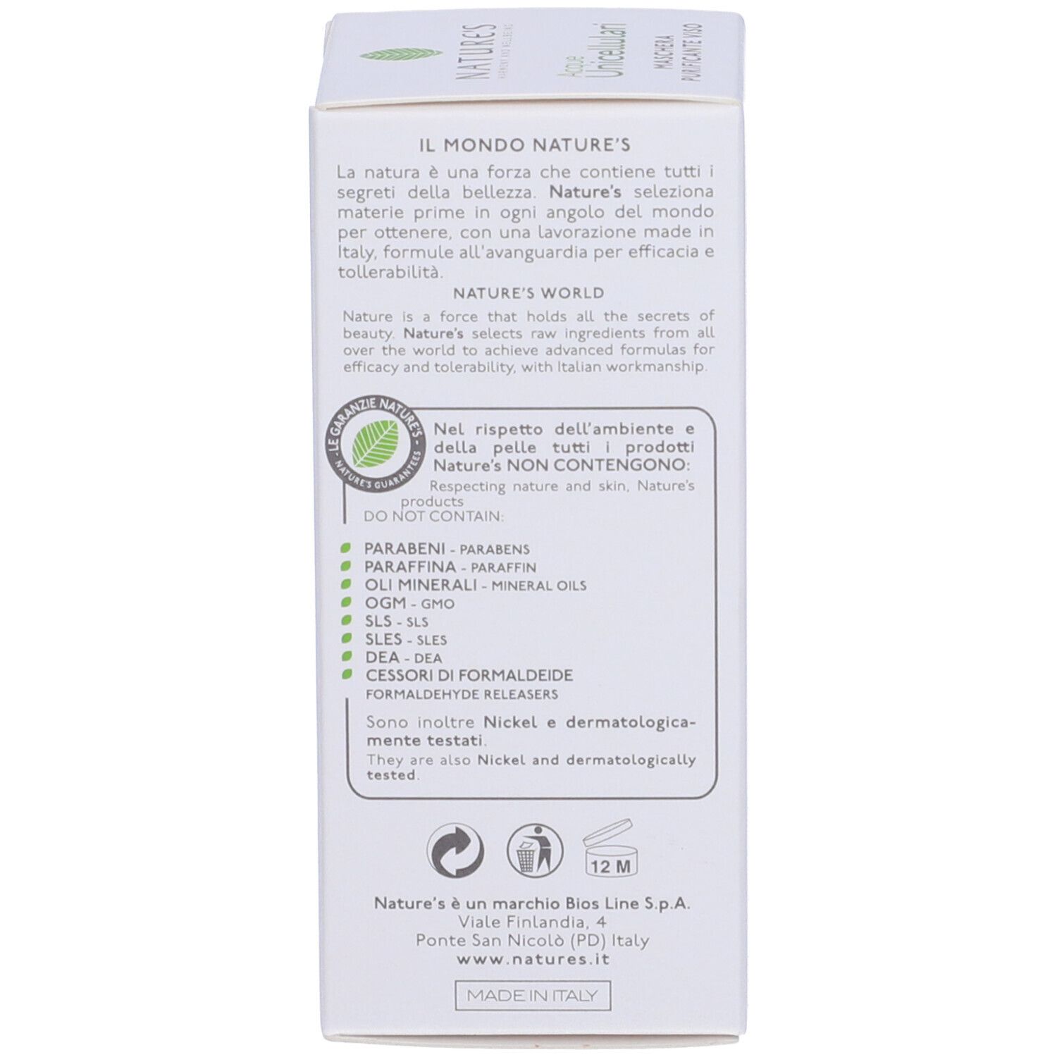 Lato della confezione in cartone. Testo su ingredienti e produttore. Contiene loghi e certificazioni.