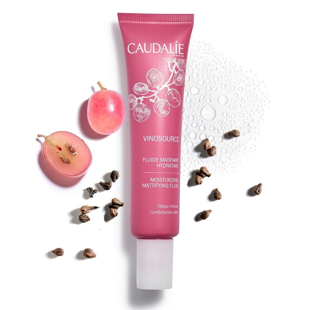 Tubo rosa con tappo bianco, uva e semi. Scritta: CAUDALIE, Vinosource, Fluide Matifiant Hydratant, Moisturizing Mattifying Fluid.