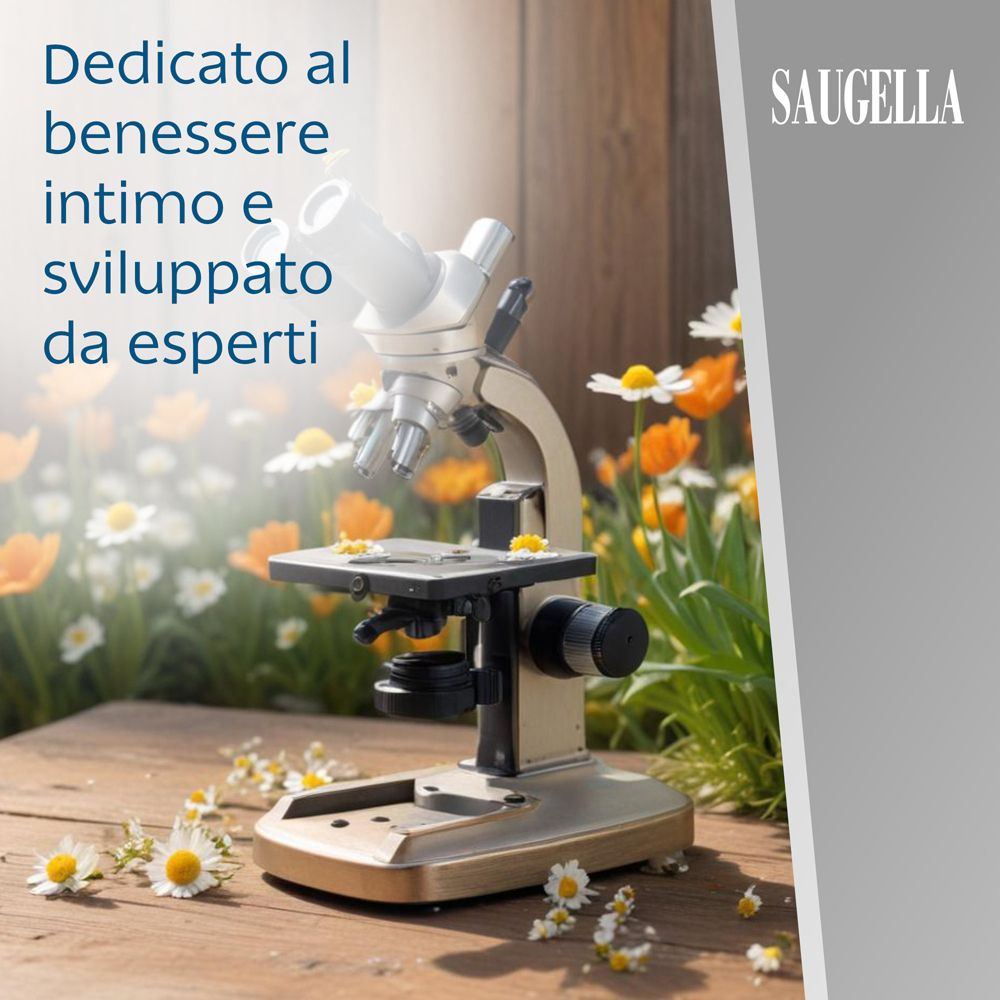 Microscopio con fiori. Testo in italiano. Sfondo bianco.
