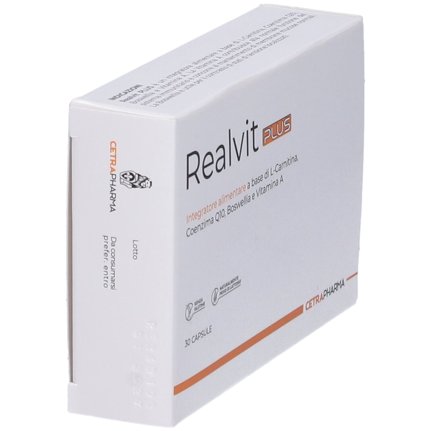Scatola Realvit PLUS, bianca, in diagonale. Contiene 30 capsule. Testo: Integratore alimentare a base di L-Carnitina, Coenzima Q10, Boswellia e Vitamina A. Marchio: CETRAPHARMA.