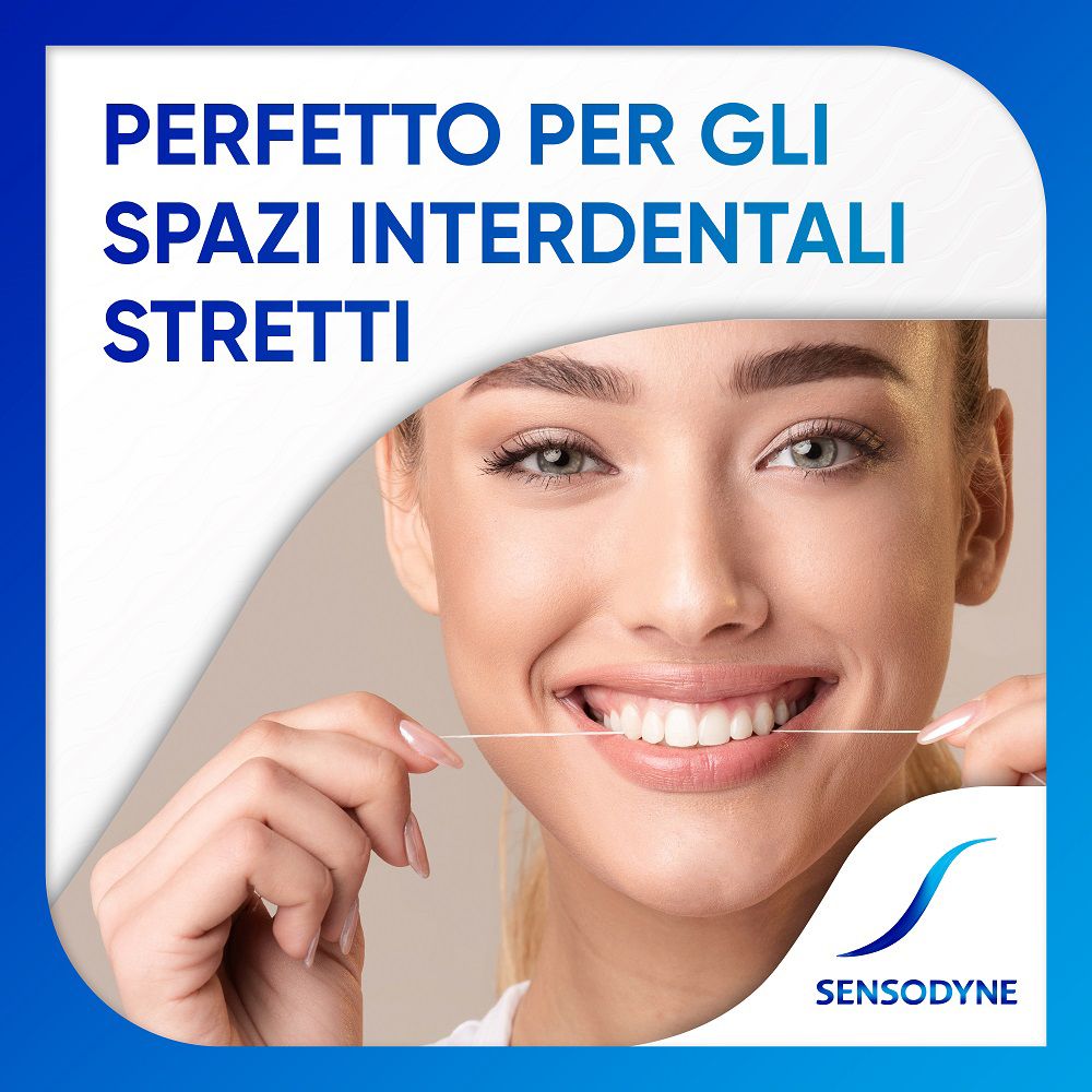 Donna con filo interdentale. Logo SENSODYNE ®. Testo: Perfetto per gli spazi interdentali stretti.