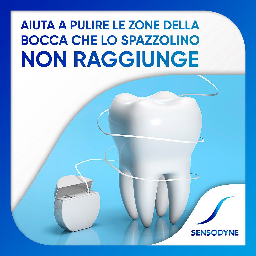 Modello di dente con filo interdentale. Logo SENSODYNE ®. Testo: Aiuta a pulire le zone della bocca che lo spazzolino non raggiunge.