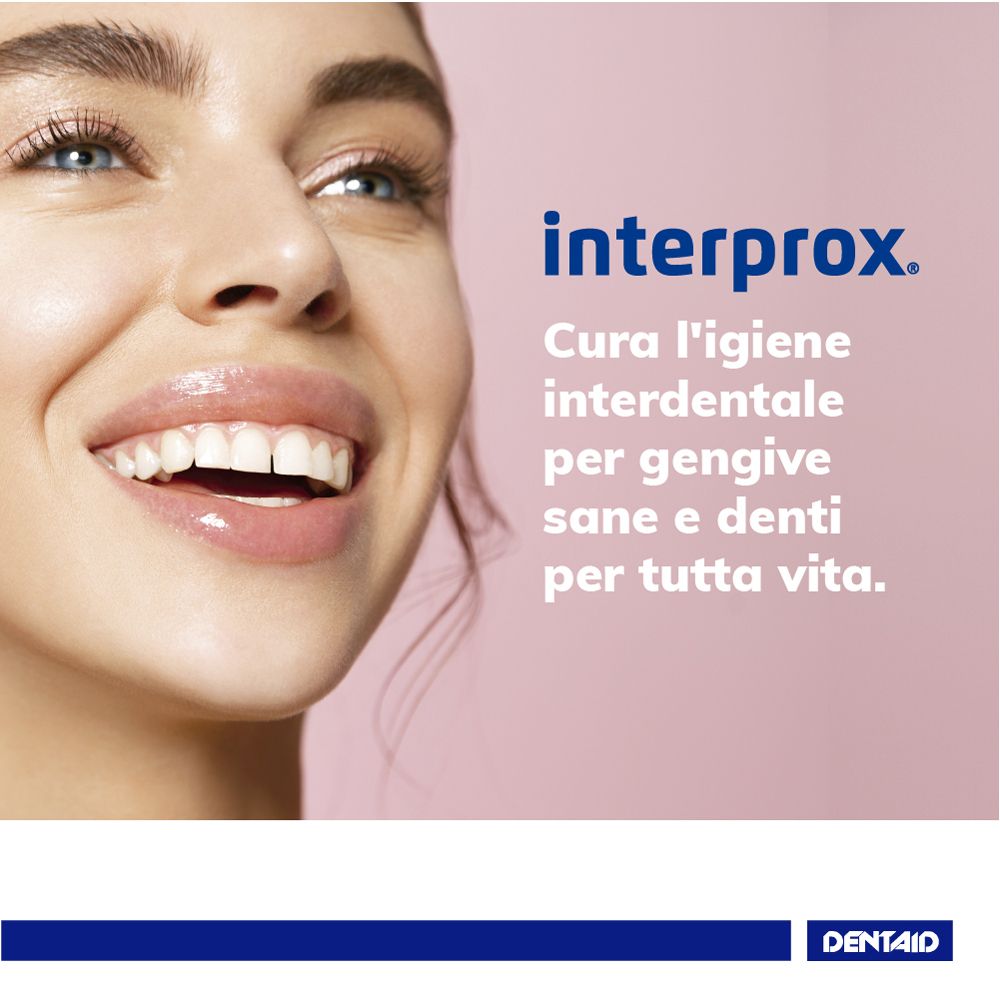 Primo piano di un volto sorridente che mostra denti e gengive sane.
