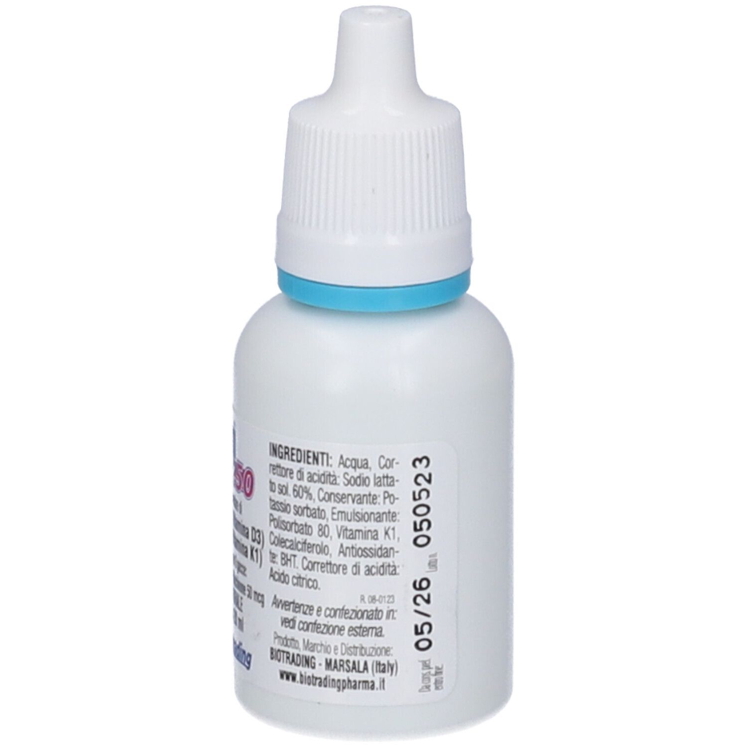 Flacone bianco con anello blu e contagocce. Scritta sul retro. Etichetta con testo e data di scadenza.