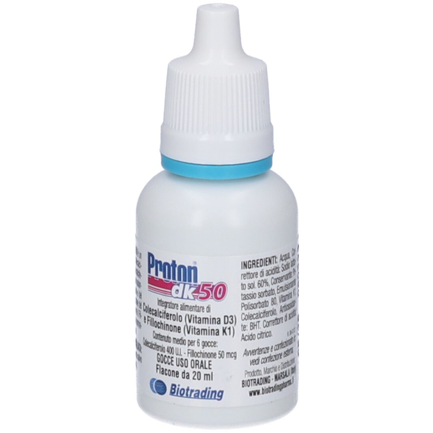 Flacone bianco con anello blu e contagocce. Scritta: Proton dk50, Coolecalciferolo (Vitamina D3) e Fillochinone (Vitamina K1).