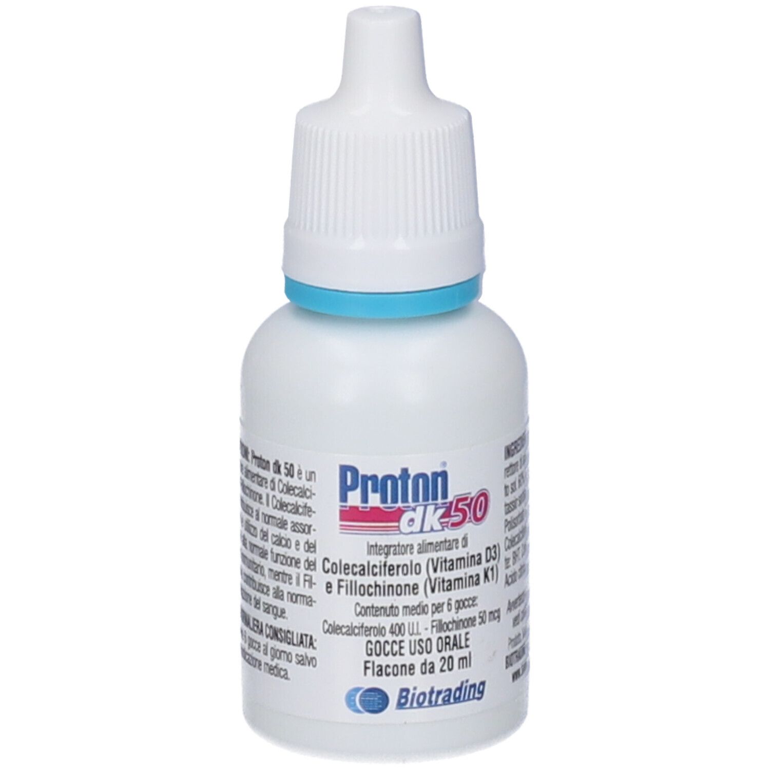 Flacone bianco con anello blu e contagocce. Scritta: Proton dk50, Coolecalciferolo (Vitamina D3) e Fillochinone (Vitamina K1).