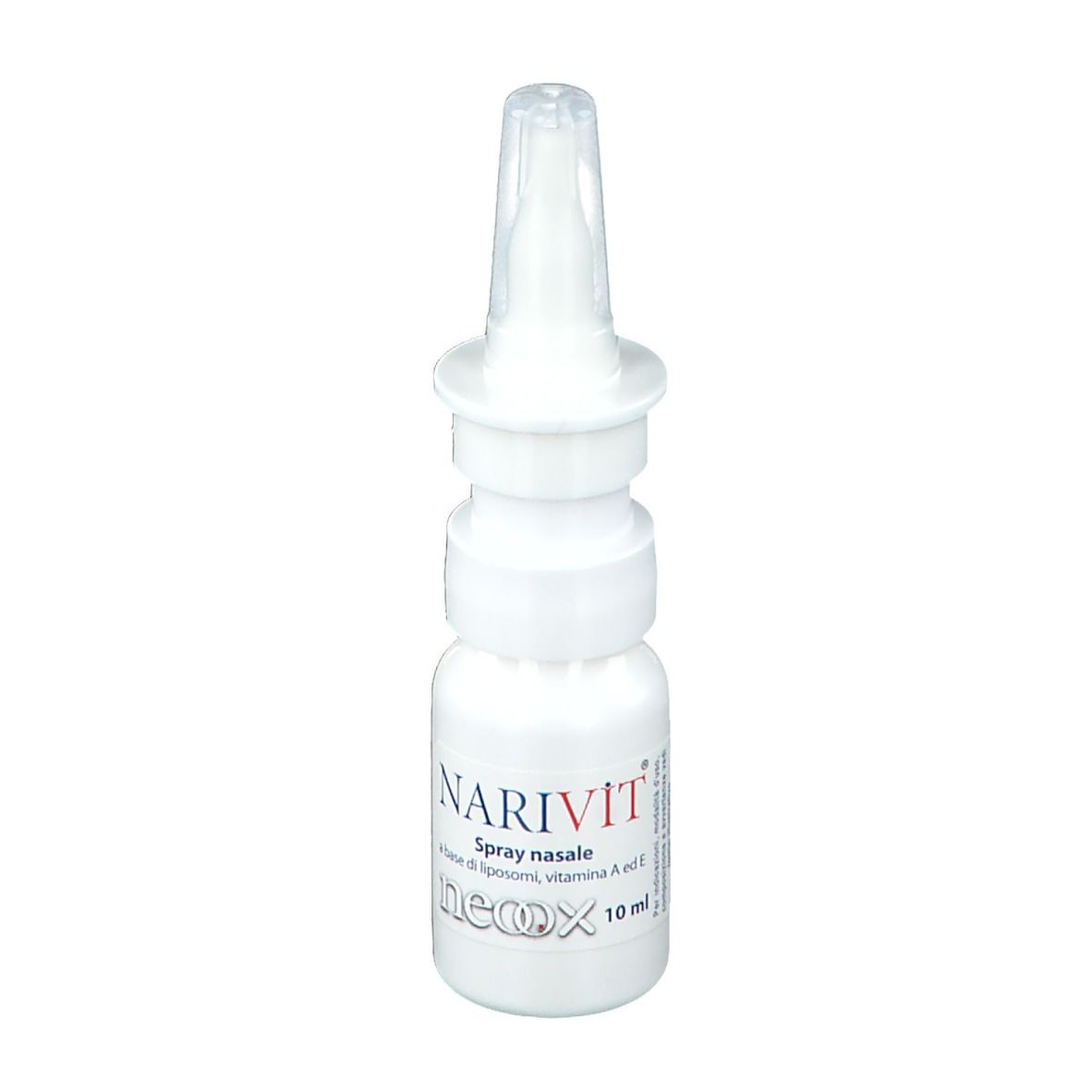 Flacone spray nasale bianco con erogatore. Scritta: Narivit, Spray nasale. Contiene liposomi, vitamina A ed E. 10 ml. Marchio: neox.