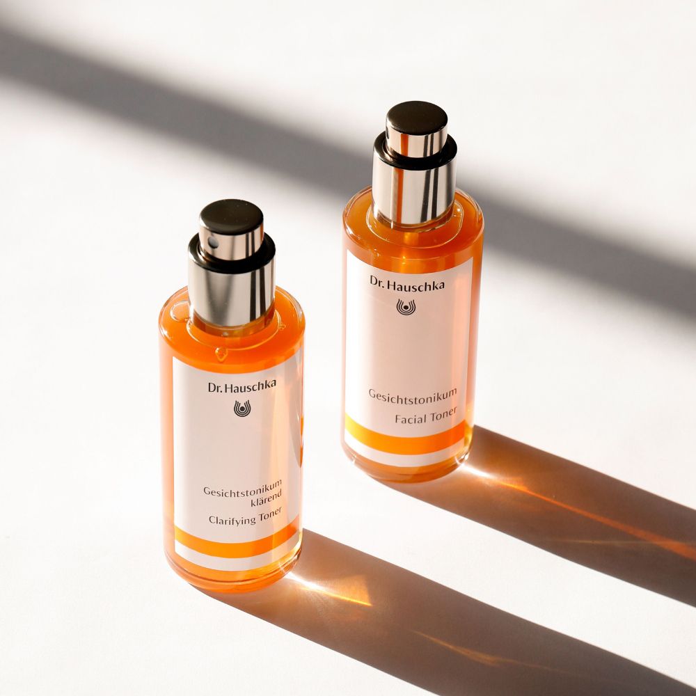 Due flaconi di vetro marrone con vaporizzatore. Etichetta: Facial Toner. Marca: Dr. Hauschka.