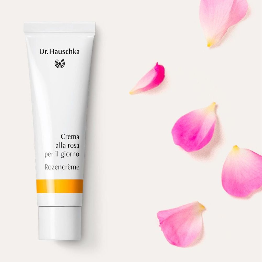 Tubo bianco con fascia gialla e petali di rosa. Scritta: Dr. Hauschka, Creme alla rosa per il giorno, Rozencrème.