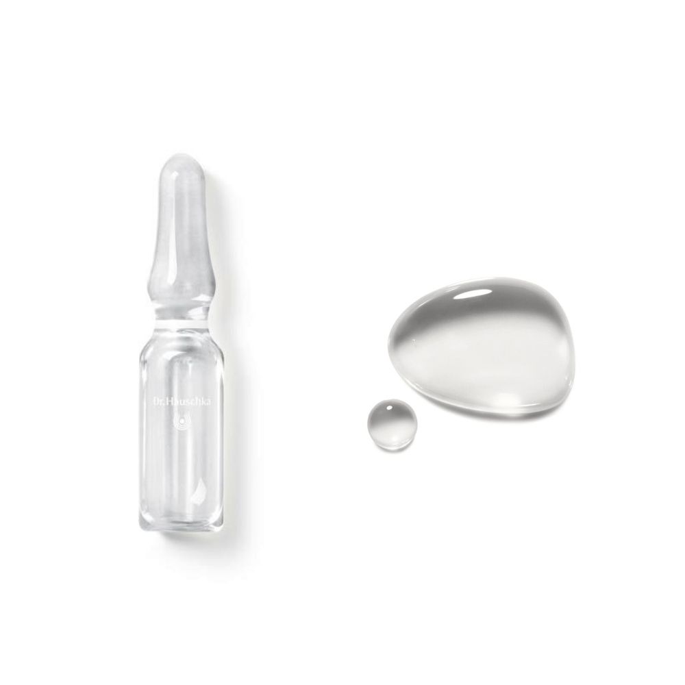 Fiala di vetro trasparente e due gocce di liquido. Su sfondo bianco.