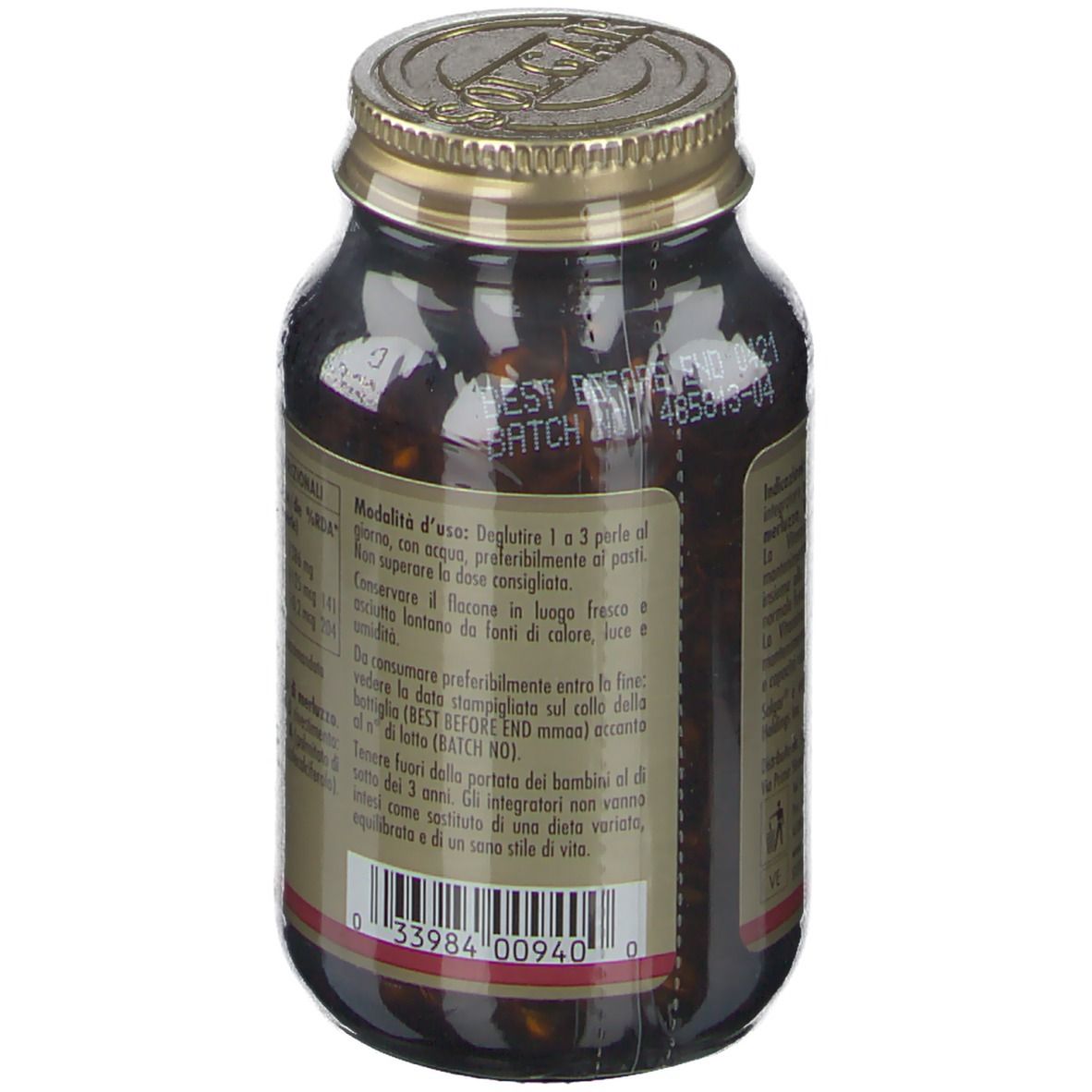 Retro della bottiglia di vetro marrone. Etichetta con data di scadenza e numero di lotto. Tappo dorato.