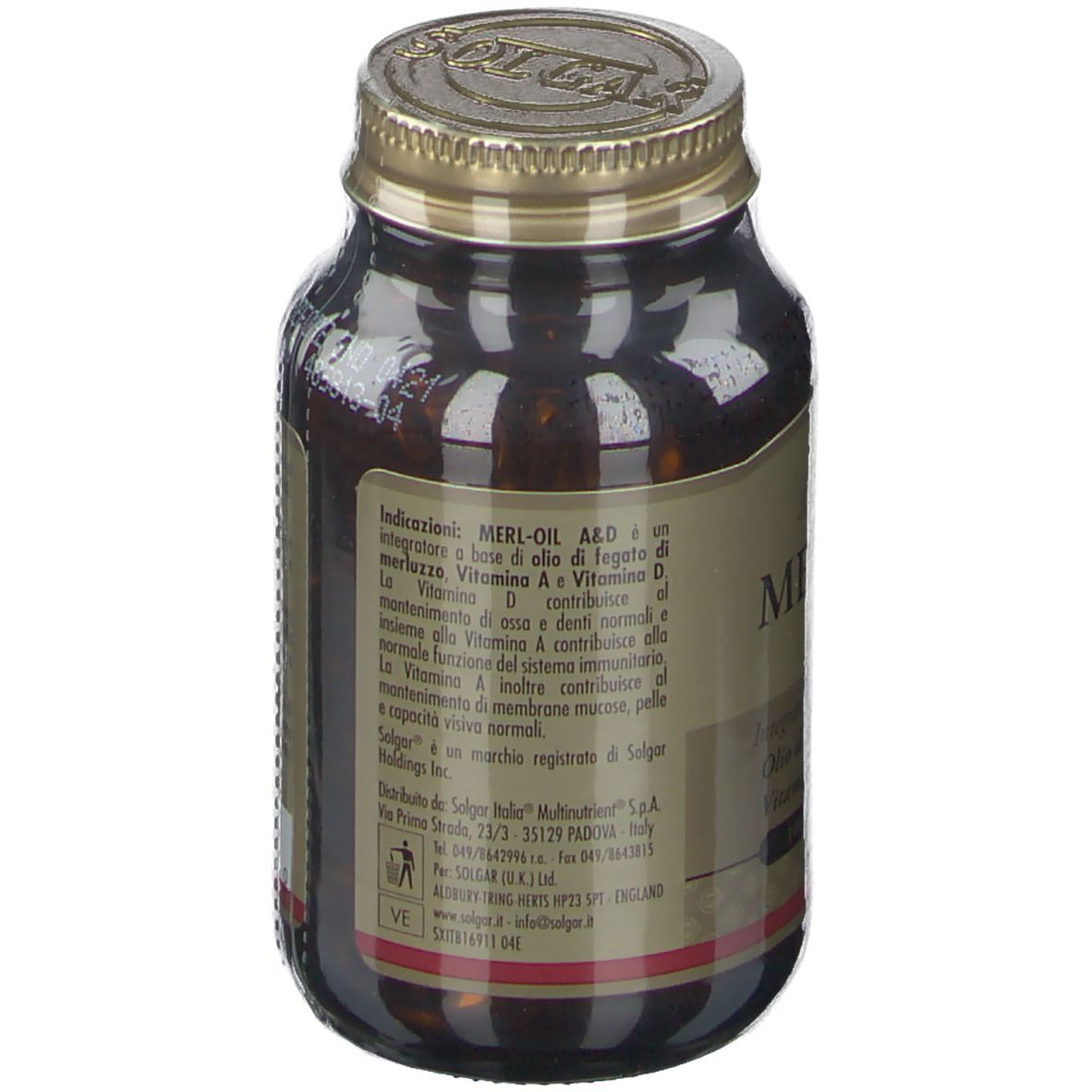 Retro della bottiglia di vetro marrone. Etichetta con informazioni sul prodotto. Tappo dorato.