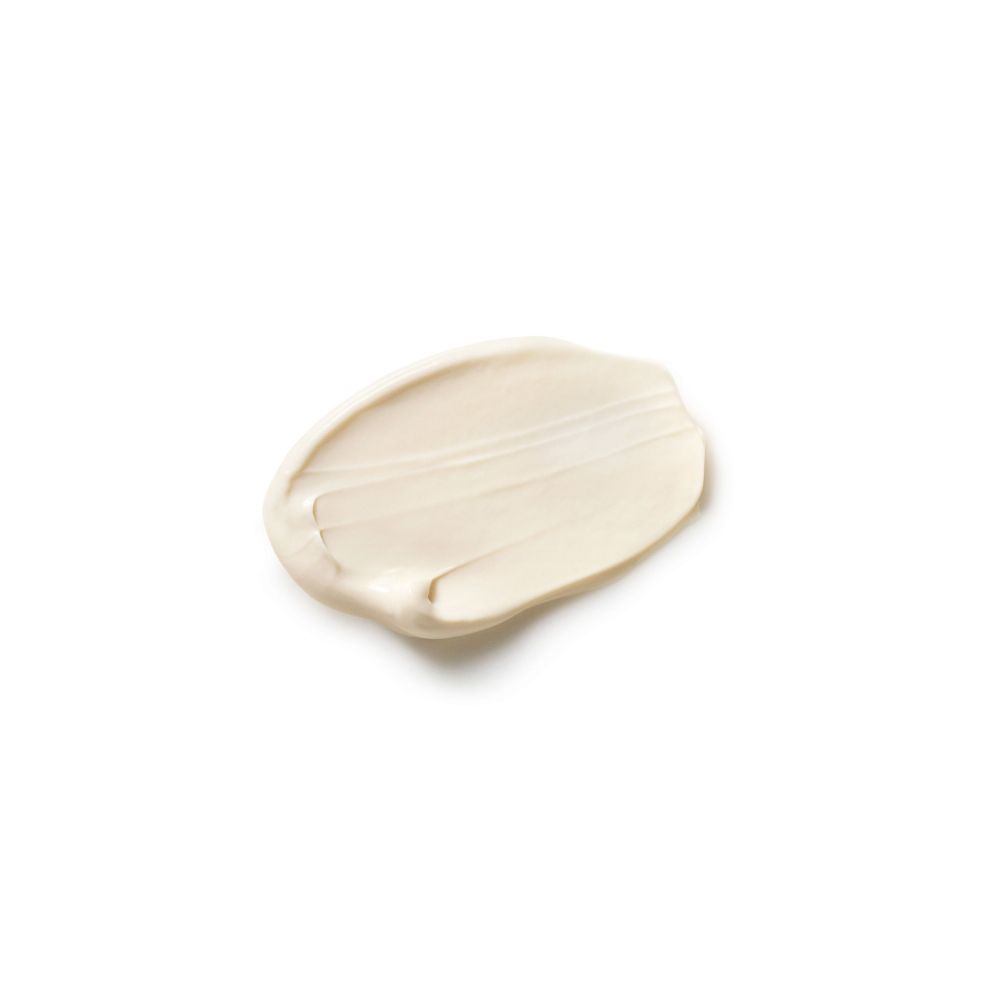 Macchia di crema, beige chiaro, su sfondo bianco.