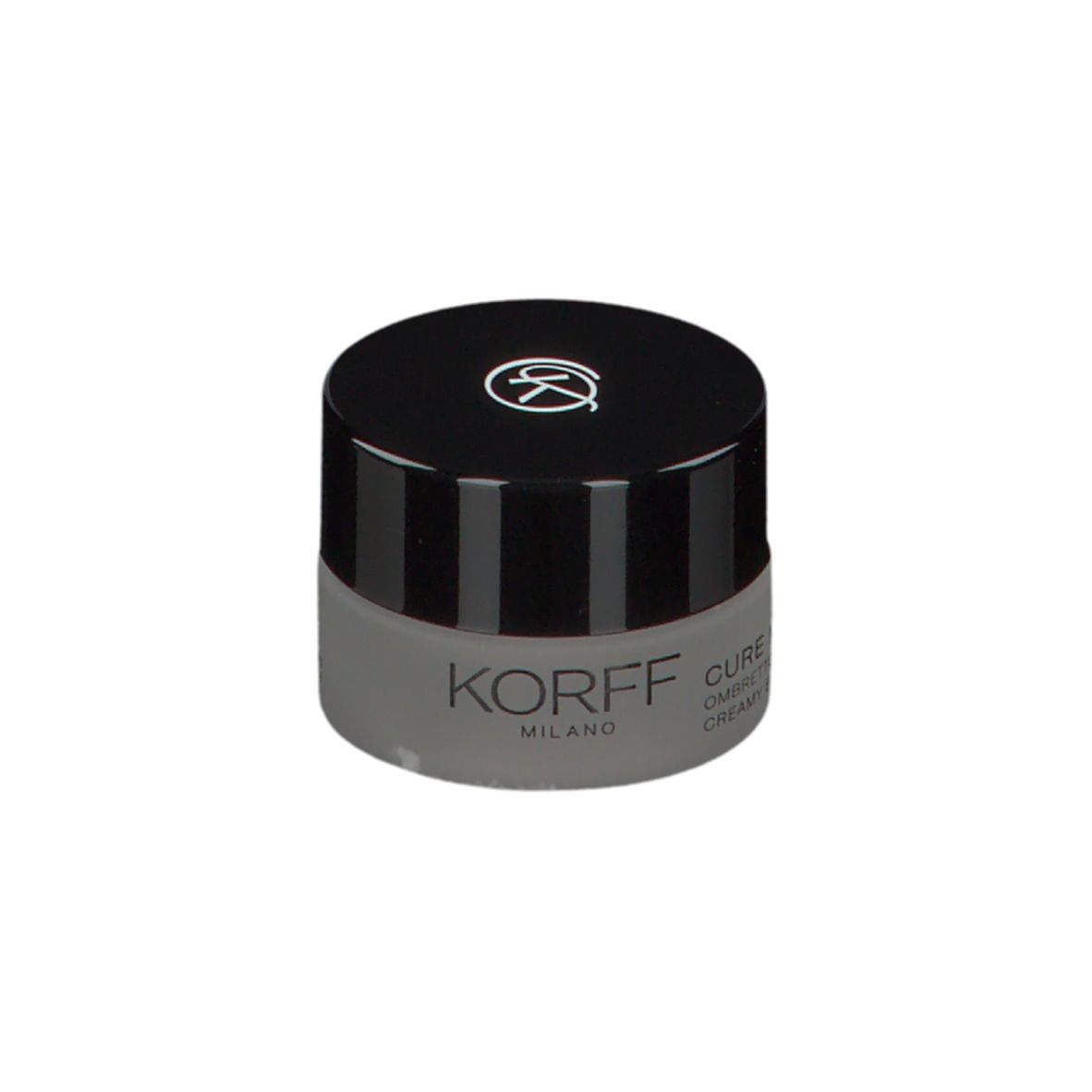 Ombretto in crema KORFF chiuso. Vasetto grigio, coperchio nero con logo. Testo: KORFF MILANO, CURE MAKE UP, CREMA EYESHADOW.