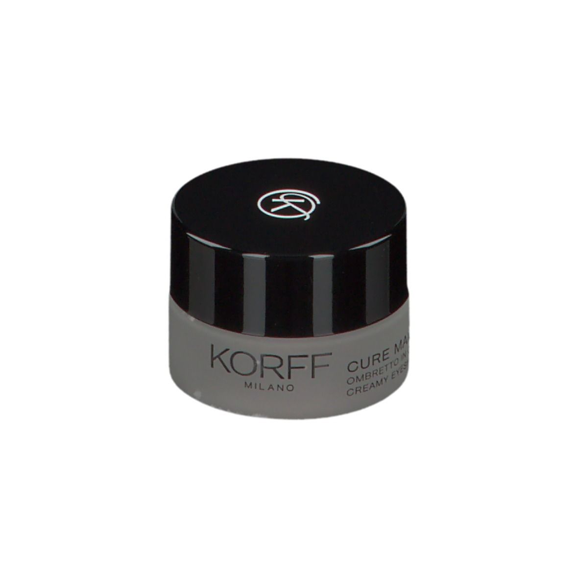 Ombretto in crema KORFF chiuso. Vasetto grigio, coperchio nero con logo. Testo: KORFF MILANO, CURE MAKE UP, CREMA EYESHADOW.