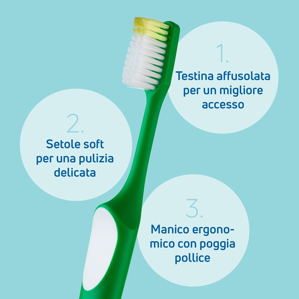 Spazzolino verde con indicazioni su testina affusolata, setole morbide e manico ergonomico.
