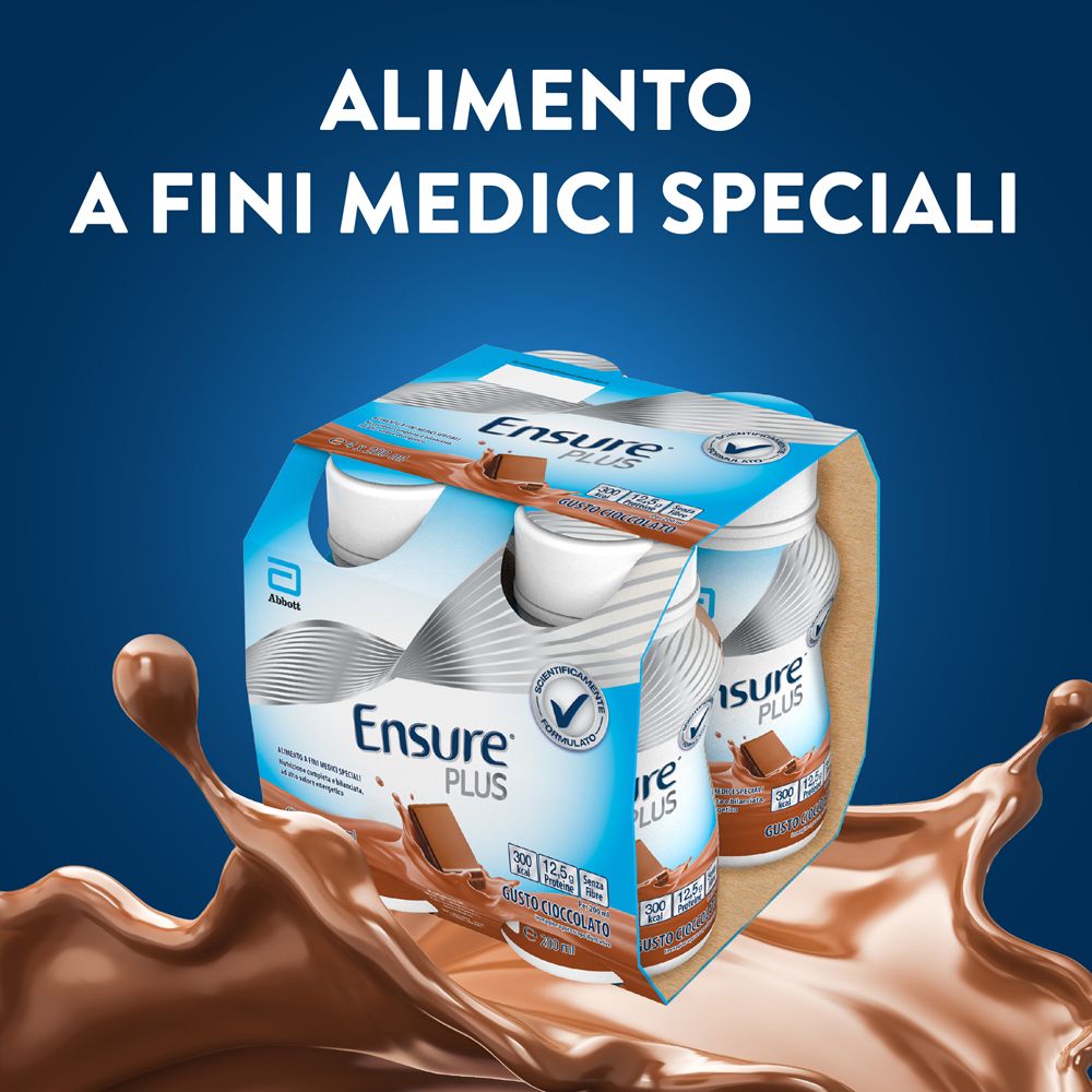Confezione da quattro bottiglie Ensure PLUS Cioccolato. Nome e logo del prodotto. Sfondo con spruzzi di cioccolato.
