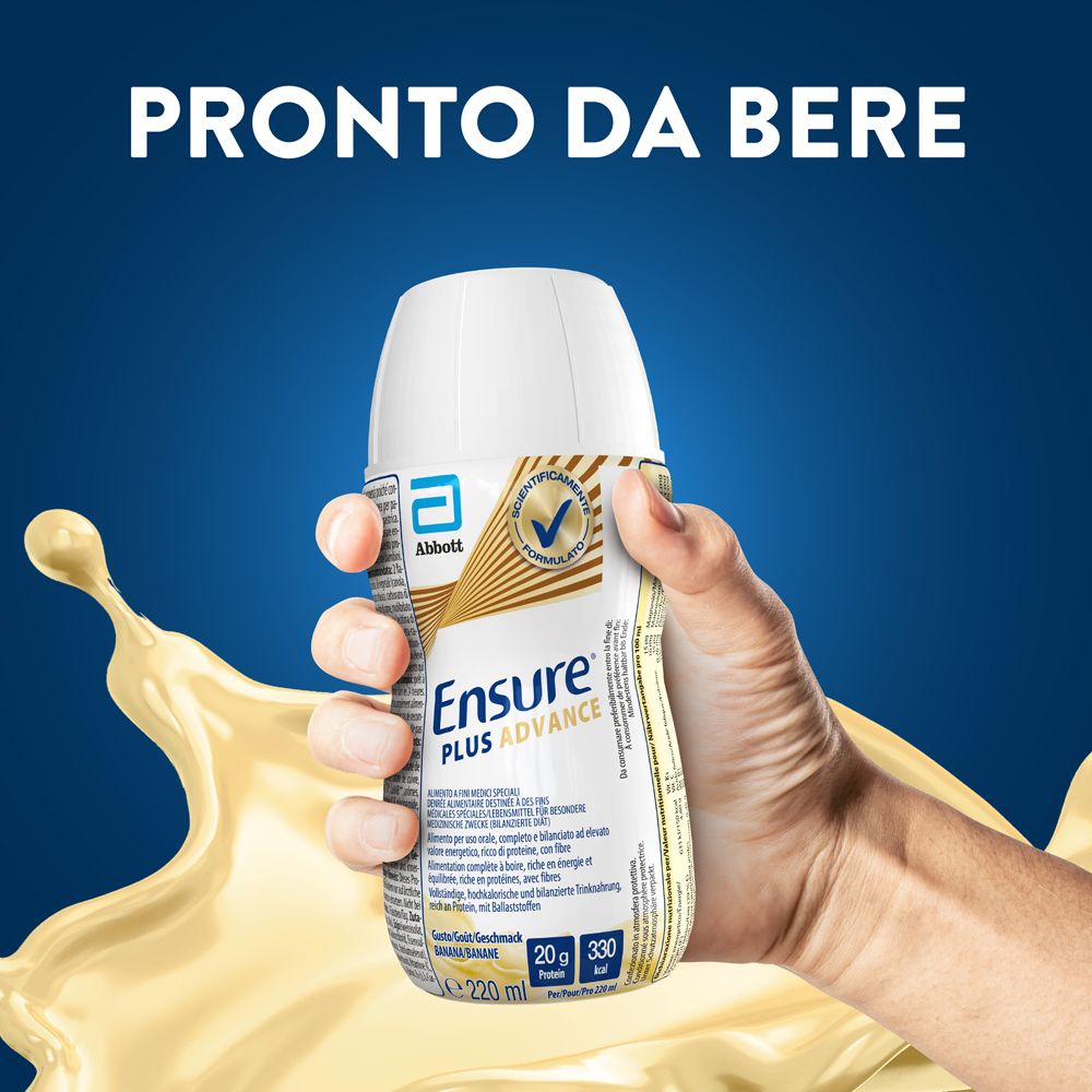 Mano che tiene una bottiglia Ensure Plus Advance. Scritta: Ensure Plus Advance, 20g proteine, 330 kcal, 220 ml.