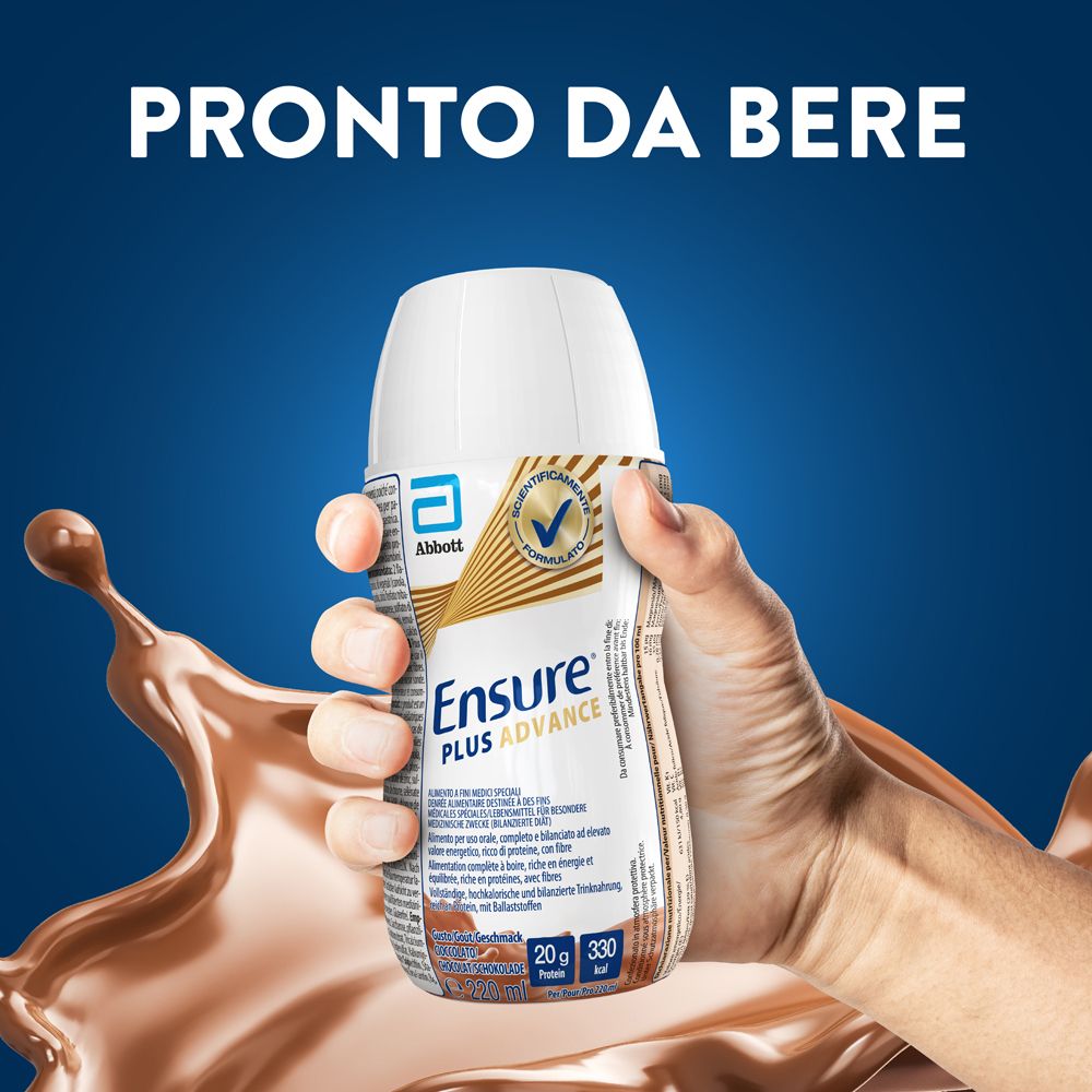Mano che tiene una bottiglia Ensure Plus Advance Cioccolato. Scritta: Pronto da Bere. Contiene 20g di proteine e 330 kcal.