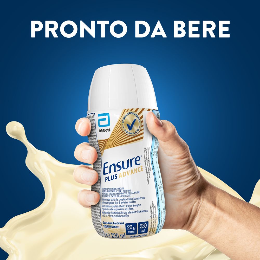 Mano che tiene una bottiglia Ensure Plus Advance Vaniglia. Scritta 'PRONTO DA BERE'. Sfondo con schizzo di latte.