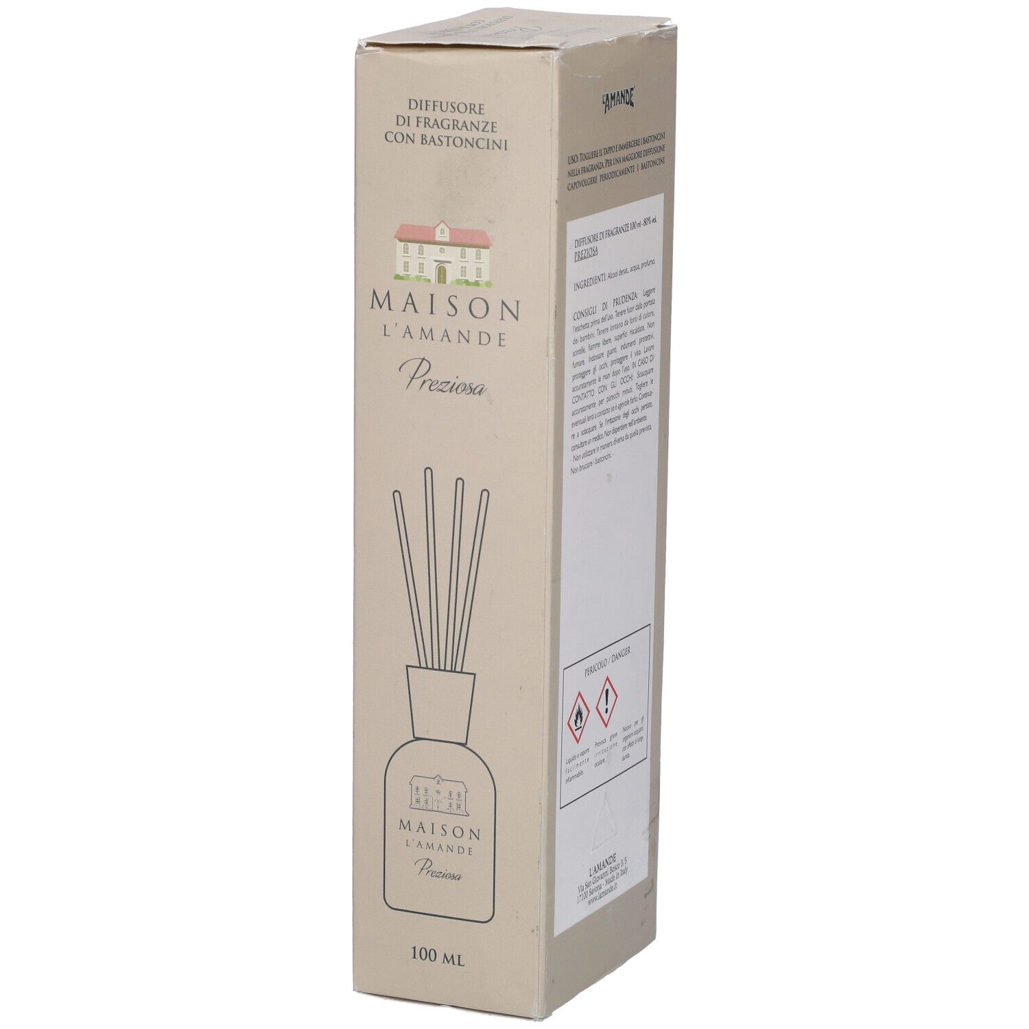 Scatola con diffusore di fragranze. Scritto: Maison L'Amande Preziosa, Sandalo e Vaniglia. Vista laterale.