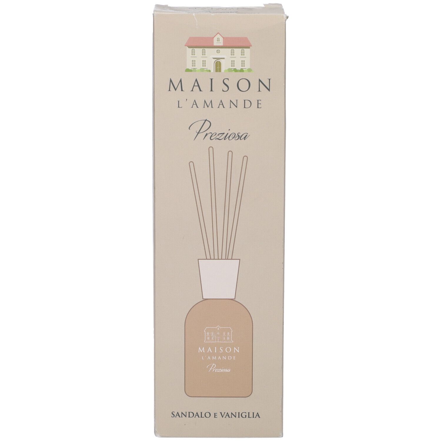 Scatola con diffusore di fragranze. Scritto: Maison L'Amande Preziosa, Sandalo e Vaniglia. Bastoncini nel flacone.