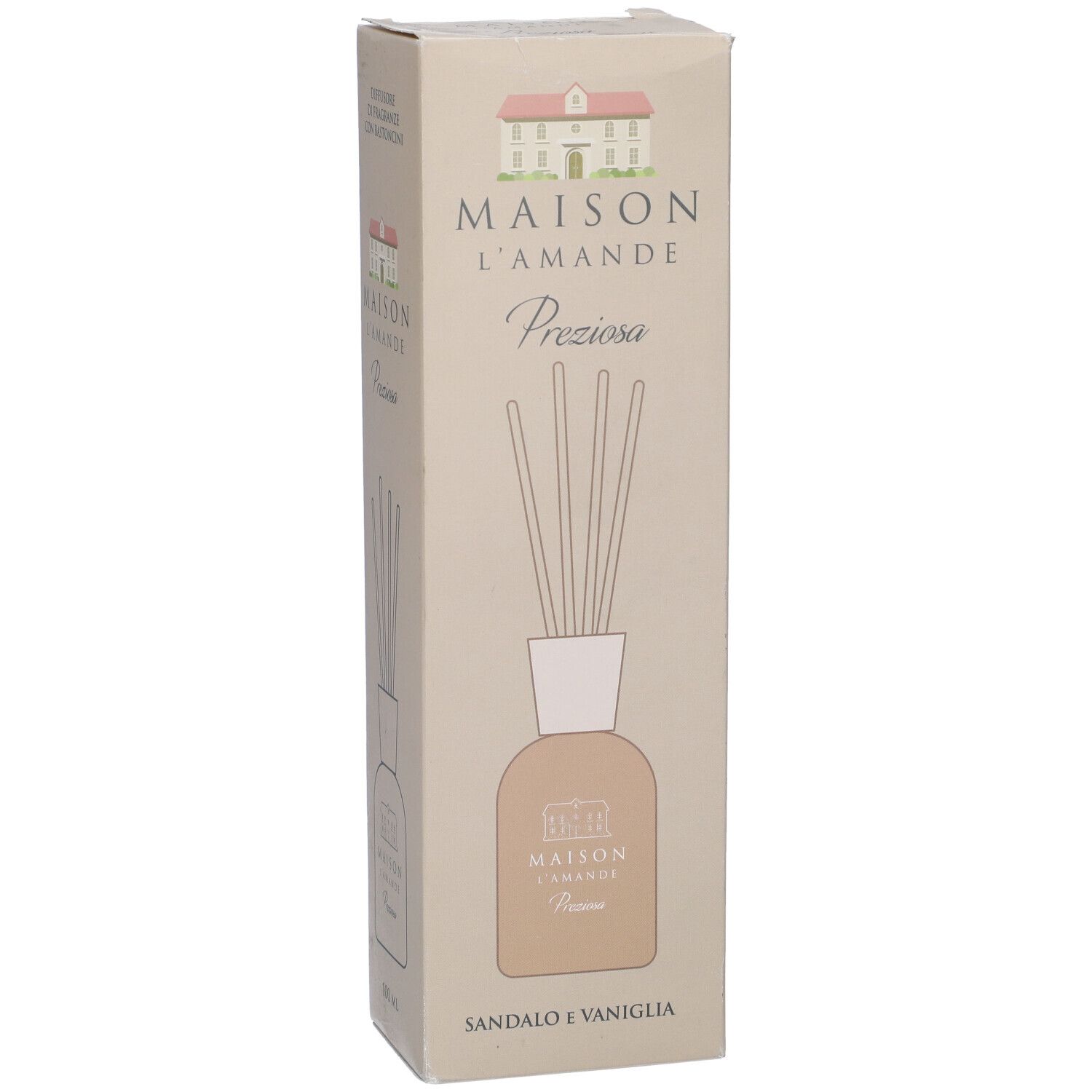 Scatola con diffusore di fragranze. Scritto: Maison L'Amande Preziosa, Sandalo e Vaniglia. Vista laterale.