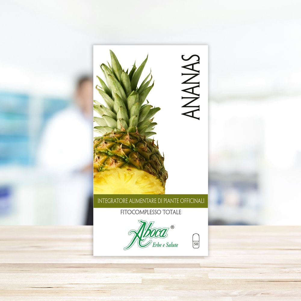 Confezione prodotto con ananas. Testo: Ananas, Fitocomplesso Totale, Aboca. Sfondo sfocato.