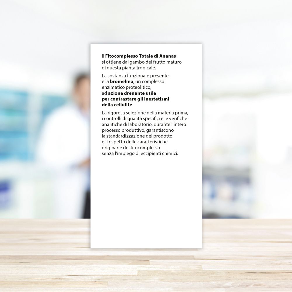 Testo sulla confezione. Testo: Fitocomplesso Totale di Ananas, bromelina, ingredienti. Sfondo sfocato.