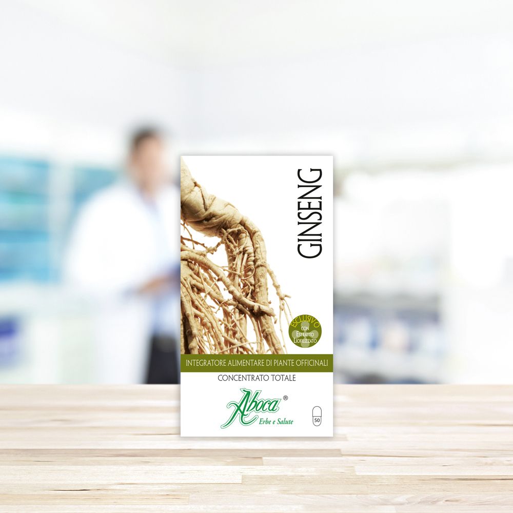 Etichetta bianca con radice di ginseng. Testo: Ginseng, Aboca, Concentrato Totale. Sfondo: persona sfocata.