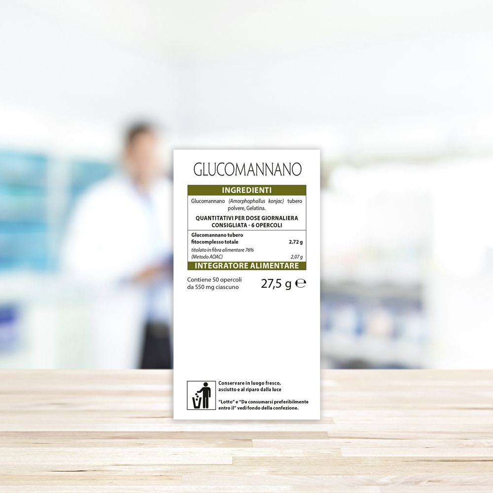 Primo piano della confezione del prodotto. Scritto: Glucomannano, ingredienti, 27,5 g. Sfondo: farmacia sfocata.