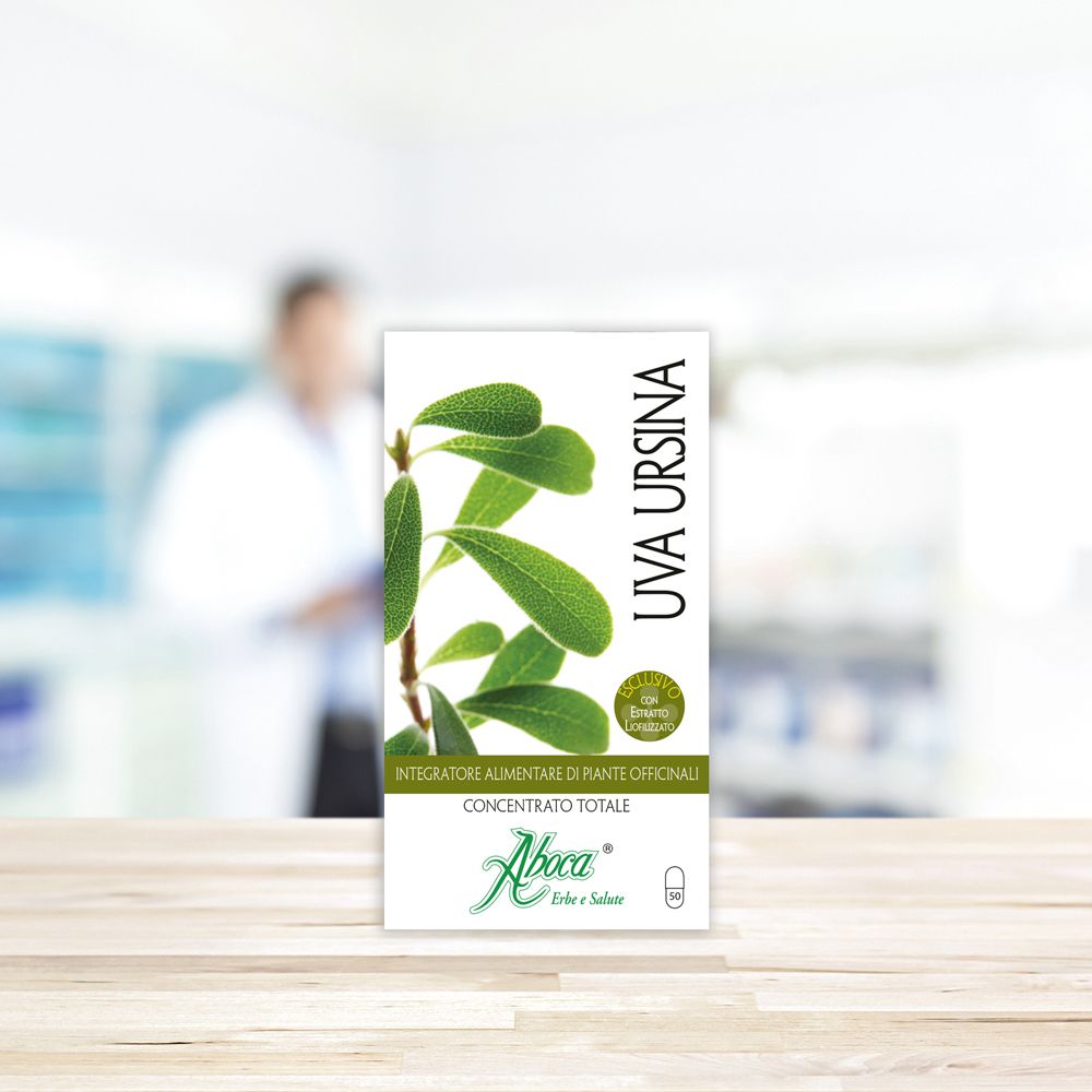 Confezione del prodotto con logo e nome Uva Ursina. Sfondo: persona sfocata in camice bianco.