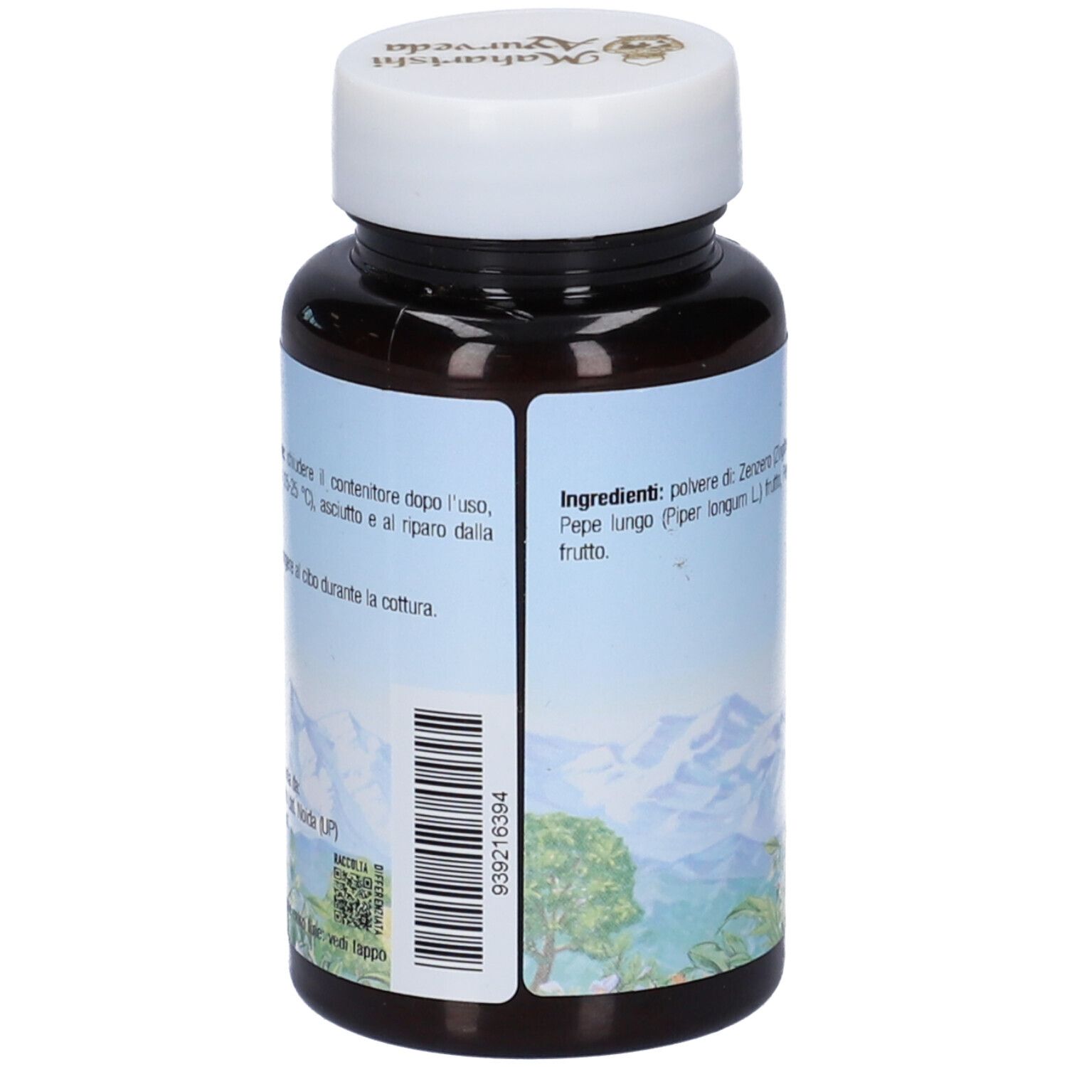 Retro del flacone marrone. Testo: Ingredienti, zenzero, pepe. Codice a barre. Marchio: Maharishi Ayurveda. Sfondo: montagna.
