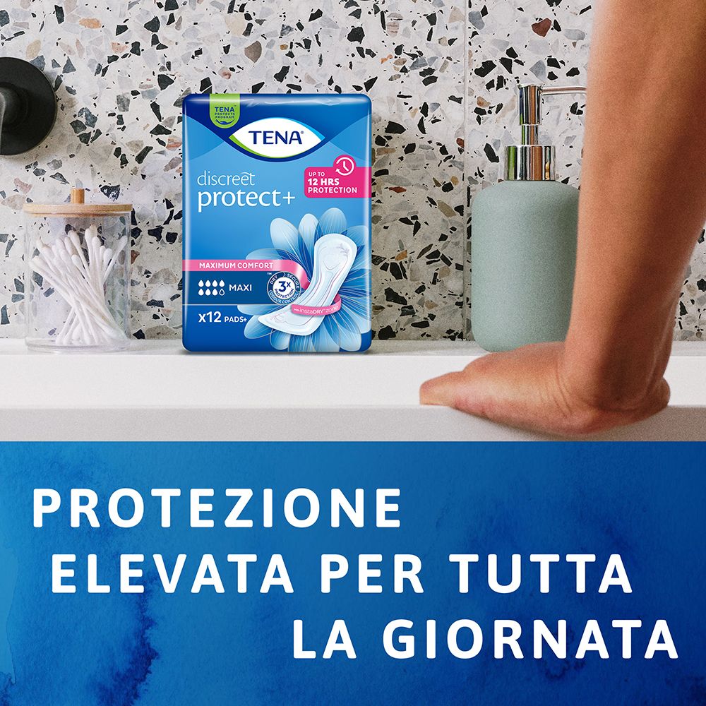 Confezione TENA Discreet Maxi su un ripiano. Altri articoli da bagno sullo sfondo. Nome del prodotto e loghi visibili.