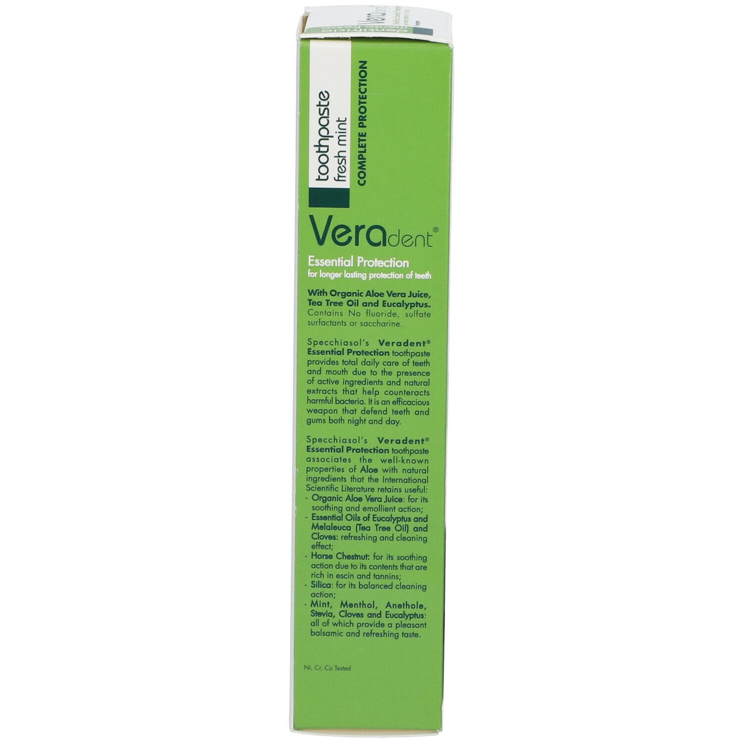 Tubo di dentifricio. Nome del prodotto: Veradent. Tubo bianco con testo verde e motivo aloe vera. Testo in italiano.