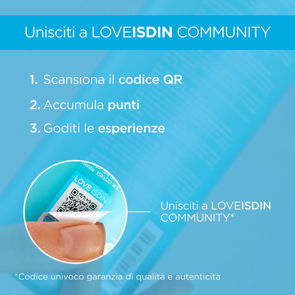 Mano che tiene un codice QR. Testo: Unisciti a LOVEISDIN COMMUNITY. Codice che garantisce la qualità.
