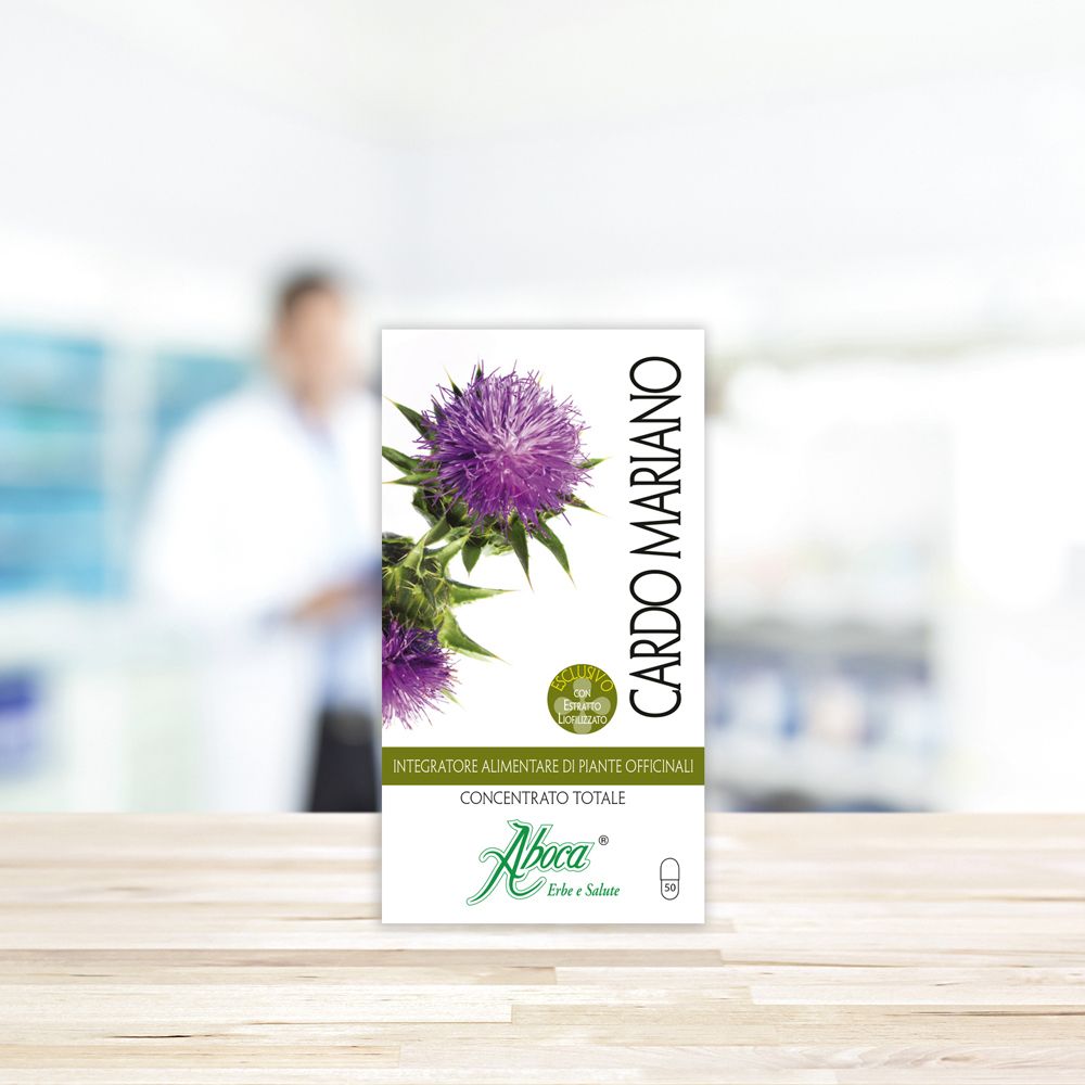 Confezione del prodotto con fiore di cardo mariano viola e testo. Scritto: Cardo Mariano Concentrato Totale. Marchio: Aboca. Sfondo: farmacia.