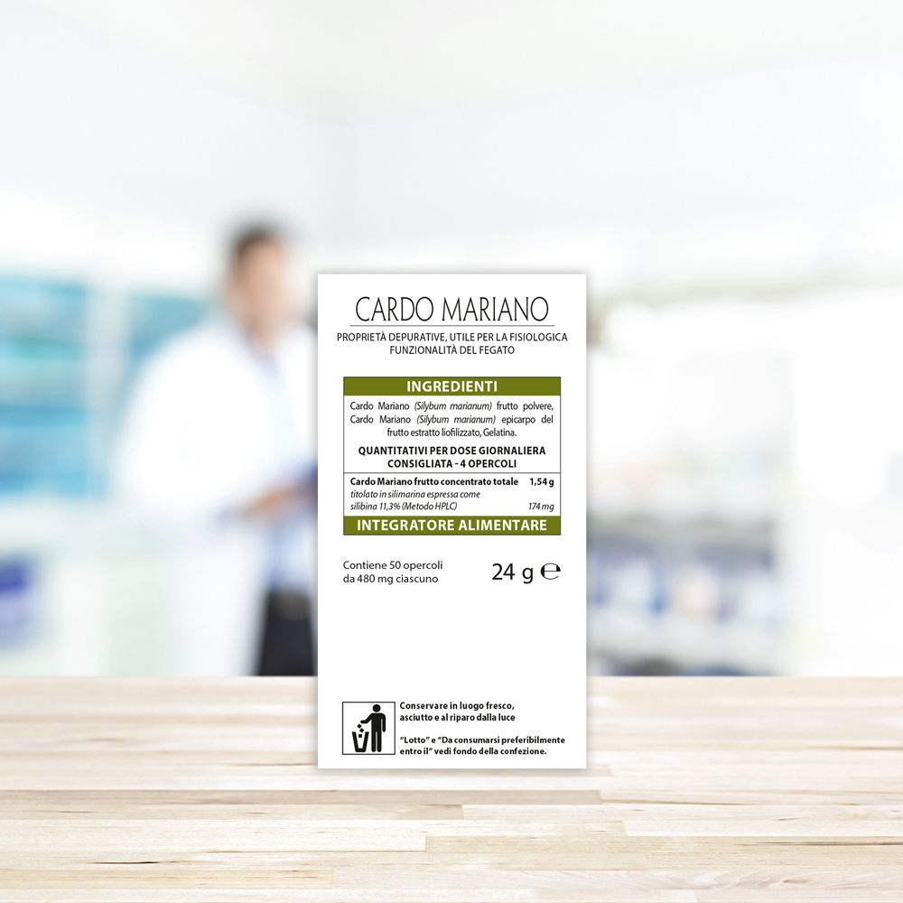 Retro della confezione del prodotto con testo. Scritto: Cardo Mariano, ingredienti, 24 g, 50 capsule. Sfondo: farmacia.