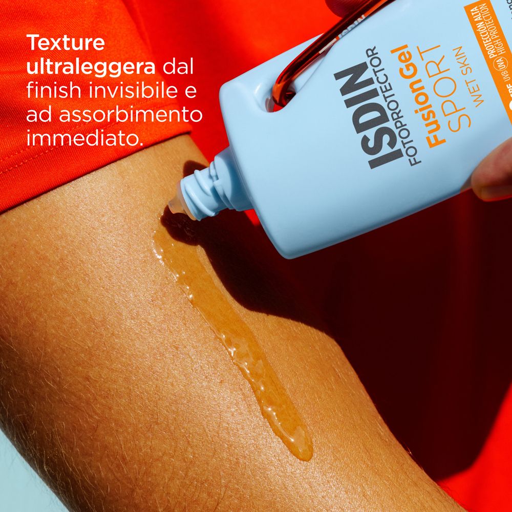 Applicazione del prodotto sulla pelle. ISDIN Fotoprotector Fusion Gel Sport SPF 50. Texture ultraleggera.