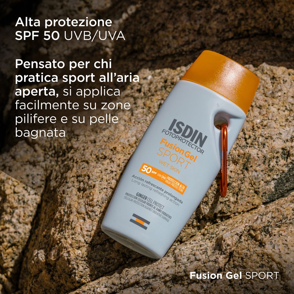 Flacone azzurro con tappo arancione su pietre. ISDIN Fotoprotector Fusion Gel Sport SPF 50.