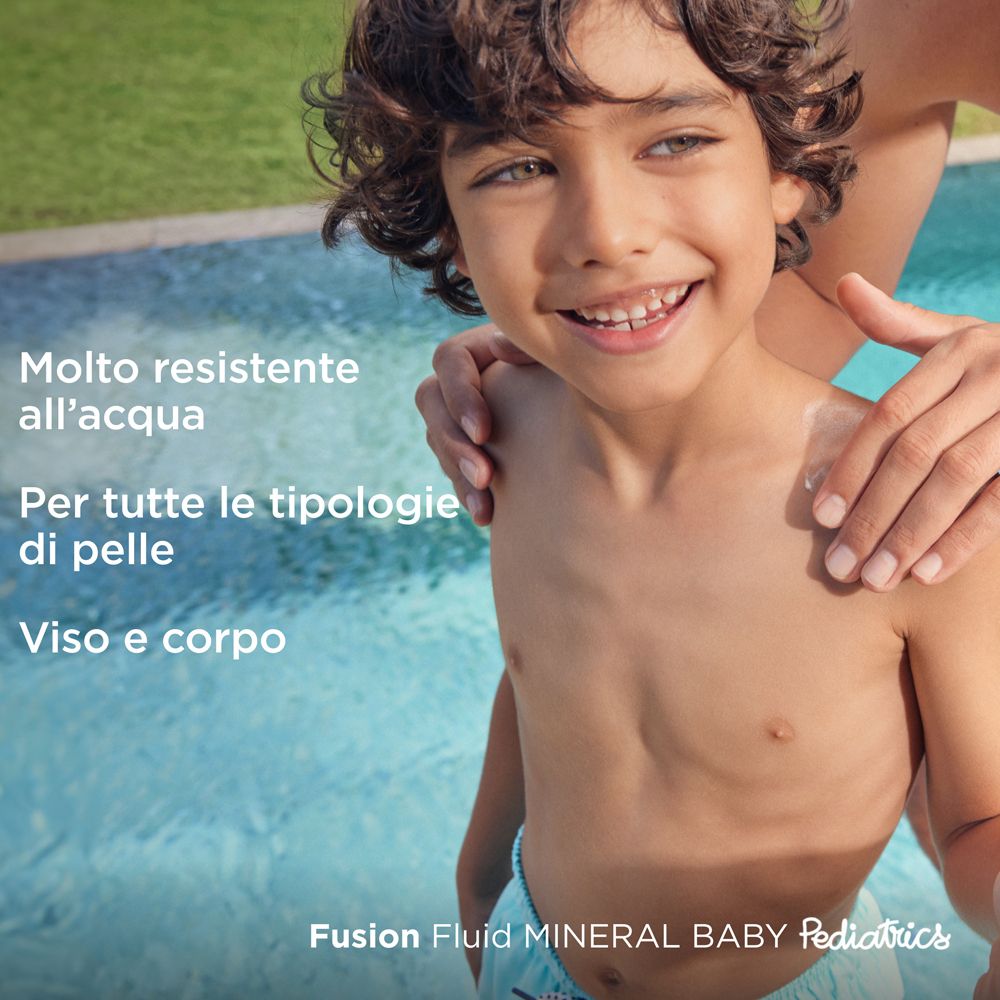 Bambino a bordo piscina. Testo: Molto resistente all'acqua. Per tutti i tipi di pelle. Viso e corpo.