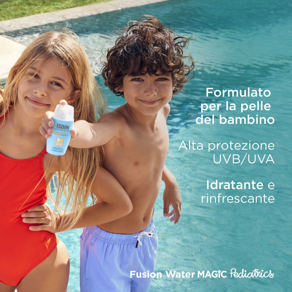 Due bambini a bordo piscina. Testo: Formulato per la pelle dei bambini. Alta protezione UV. Idratante e rinfrescante.